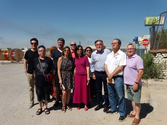 Concejales socialistas con vecinos afectados por la plataforma logística de Dolores Barreiro, en Villaverde.