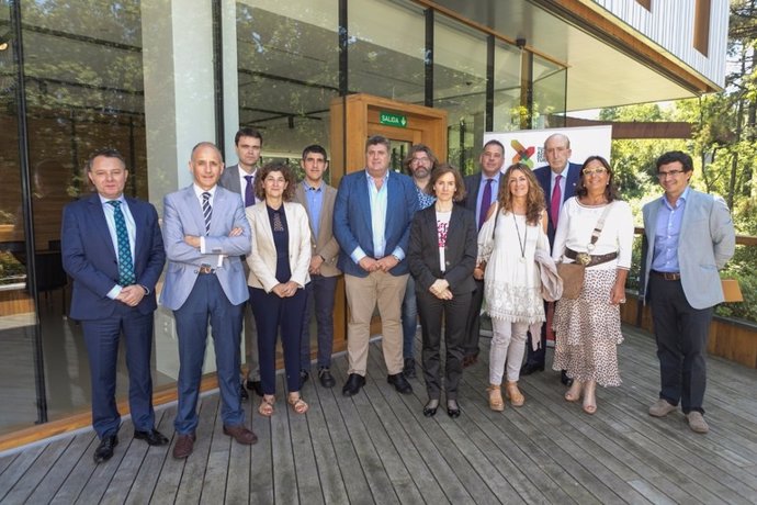 Encuentro del Gobierno Vasco con asociaciones de hosteleros y hoteleros de Euskadi