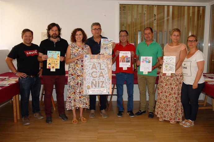 Jurado con el cartel de Ferias y Fiestas 2019 de Alcañiz  y con los carteles ganadores de categoría escolar y de las propias obras ganadoras en adultos.