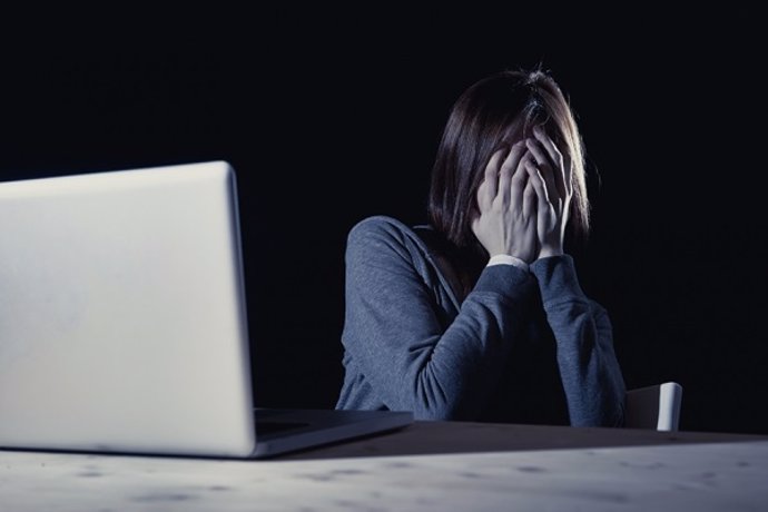 Una adolescente refleja una situación de acoso delante de un ordenador