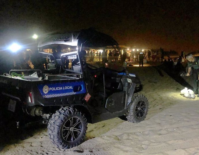 Vehículo de la Policía Local de Punta Umbría en la playa.