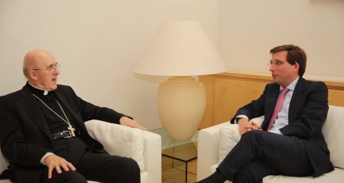 El cardenal arzobispo de Madrid, Carlos Osoro, y el alcalde de Madrid, José Luis Martínez-Almeida.