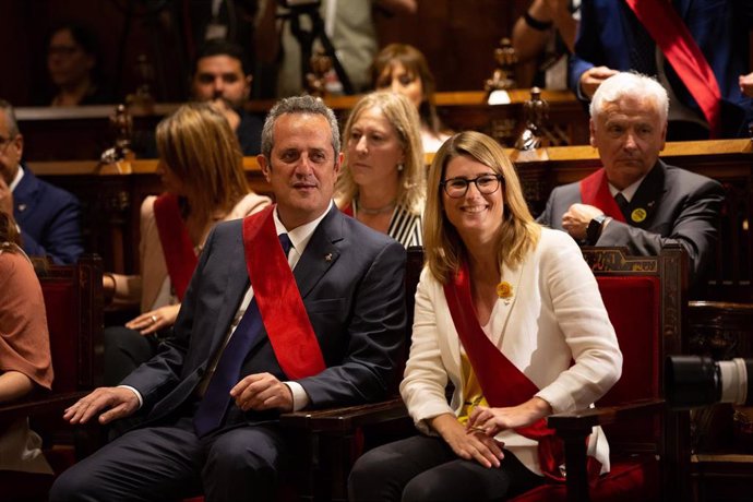 El concejal electo de JxCat y exconseller acusado en el Tribunal Supremo, Joaquim Forn, y la concejal Elsa Artadi (JxCat) en la constitución del Ayuntamiento de Barcelona.