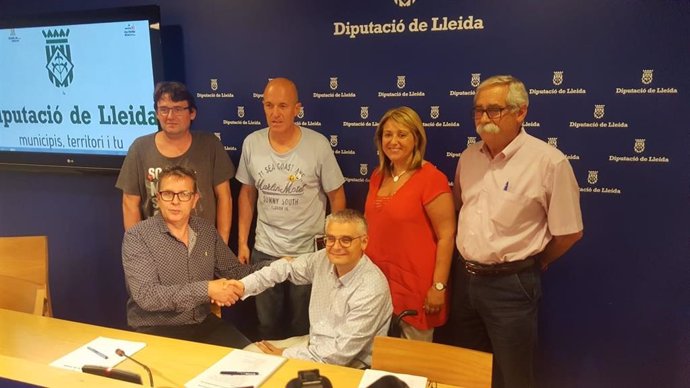 Joan Talarn y Jordi Latorre se estrechan la mano junto a otros negociadores del pacto