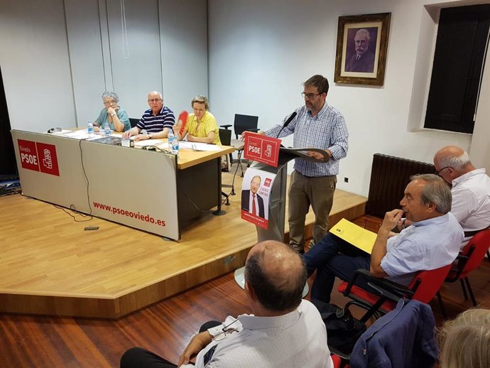 Wenceslao López sentado a la izquierda.