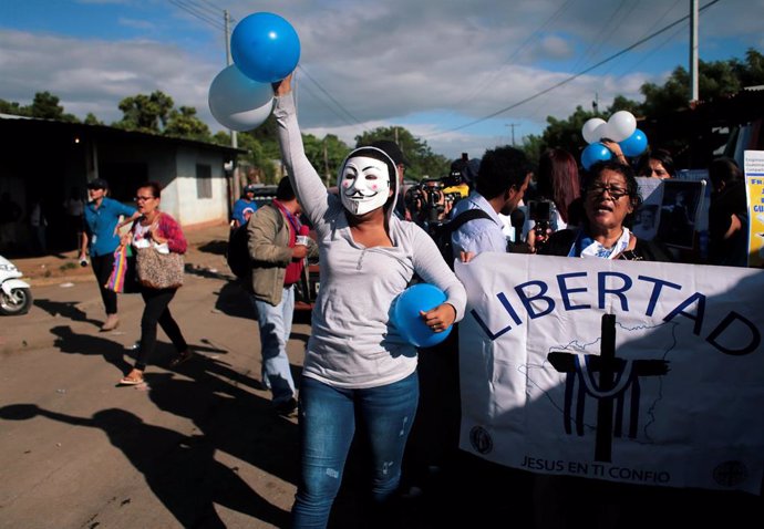 Opositores reclaman la libertad de presos políticos en las colindancias de la prisión 'La Modelo'