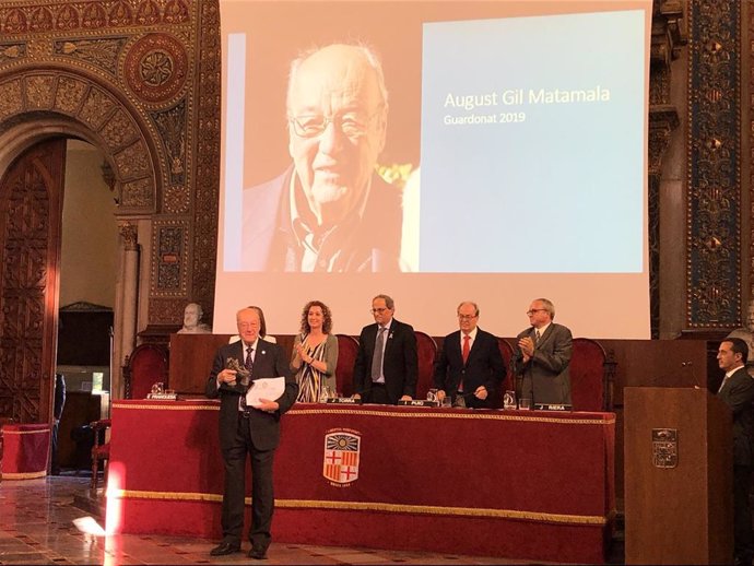 El abogado August Gil Matamala recibe el XIII Premi Agustí Juandó i Royo, con el presidente Quim Torra y la consellera Ester Capella