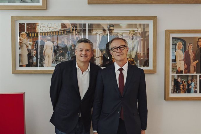 El ministro de Cultura y Deporte en funciones, José Guirao, junto al vicepresidente internacional de Netflix, Ted Sarandos
