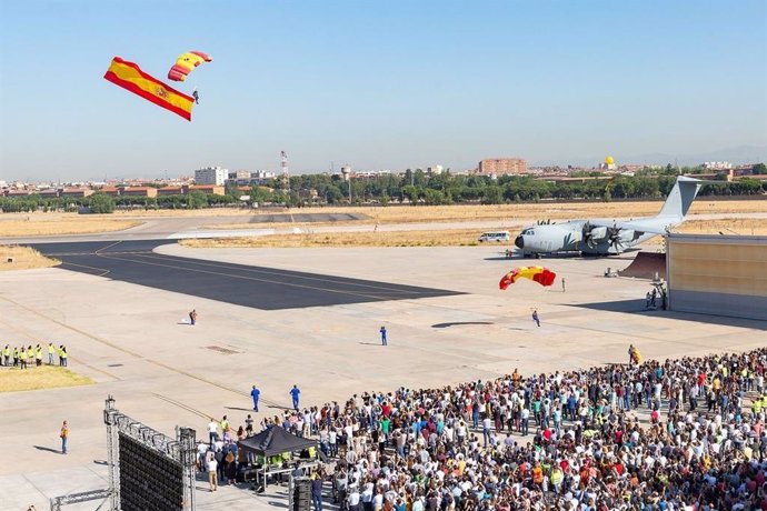 La factoría de Airbus en Getafe celebra los 50 años de la compañía con una exhibición de la Patrulla Acrobática de Paracaidismo del Ejército del Aire