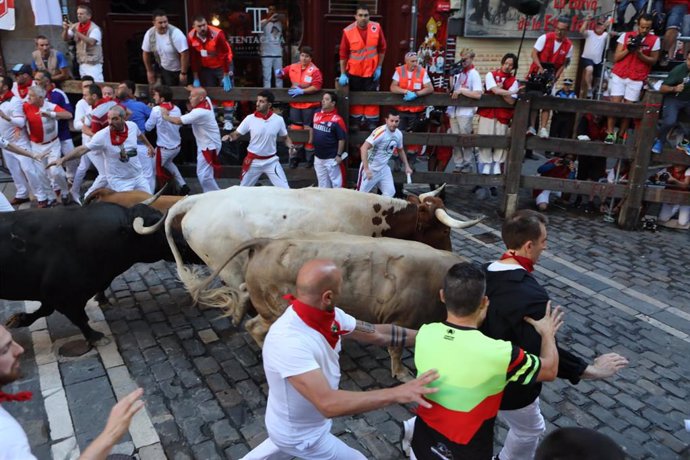 Sexto encierro de las fiestas de San Fermín con toros de la Ganadería Núñez del Cuvillo en Pamplona.