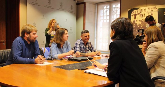 Reunión entre los diputados de Podemos, Daniel Ripa, Lorena Gil y Rafael Palacios, y las parlamentarias del PSOE Dolores Carcedo y Gimena Llamedo.