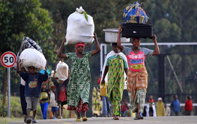 Refugiados congoleños se desplazan por la carretera.