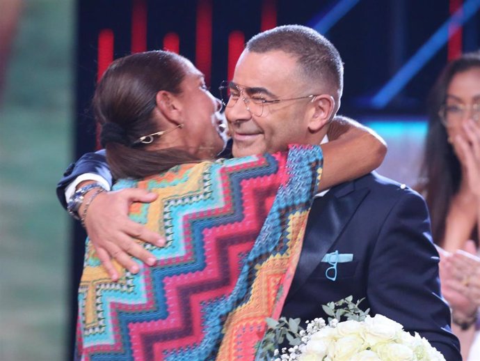 Isabel Pantoja llega al plató de 'Supervivientes 2019' y Jorge Javier Vázquez le hace entrega de un ramo