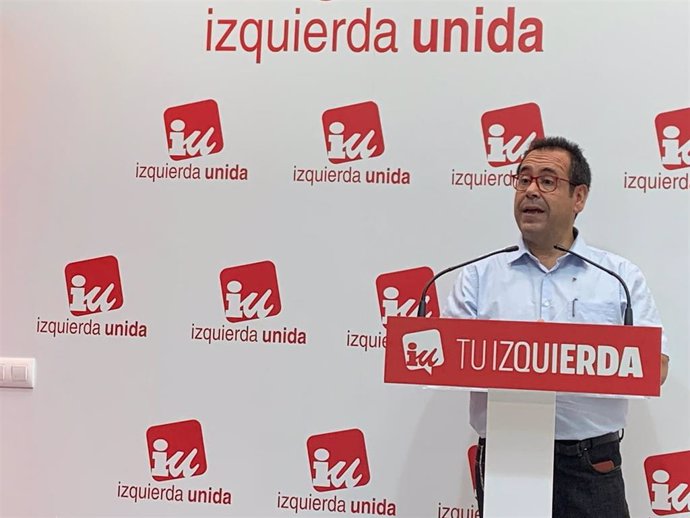 El coordinador regional de IU, Juan Ramón Crespo, en rueda de prensa.