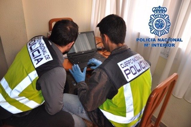 La Policía Nacional detiene en Albacete a cuatro personas que extorsionaban por Internet.
