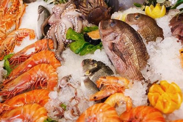 Diversos tipos de marisco y pescado