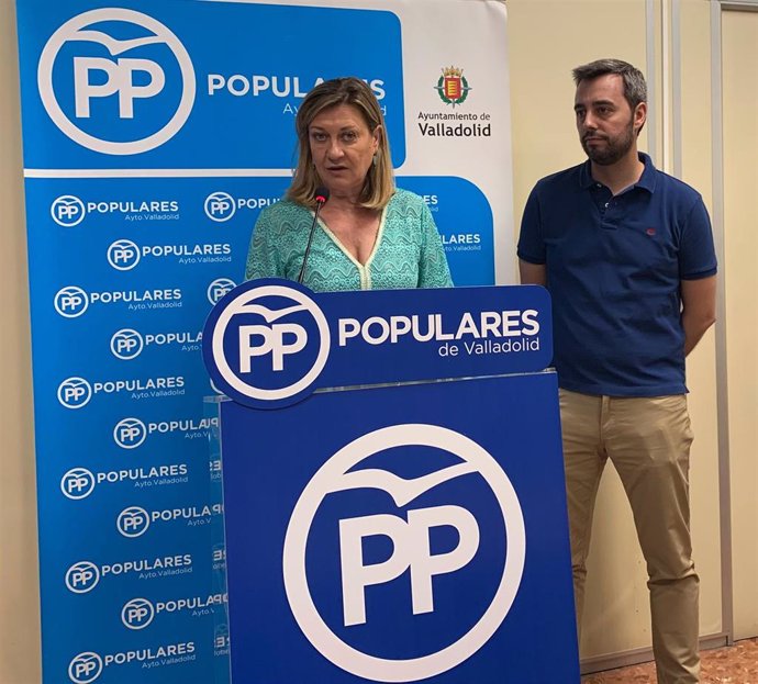 La portavoz del Grupo Popular en el Ayuntamiento de Valladolid, Pilar del Olmo, y uno de los adjuntos, Borja García Carvajal
