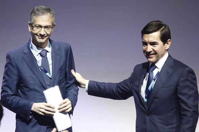 (I-D) El gobernador del Banco de España, Pablo Hernández de Cos  y el presidente del BBVA, Carlos Torre Vila, durante el encuentro Edufin Summit 2019: 'Digitalización y educación financiera, una nueva era para cubrir oportunidades' organizado por BBVA.