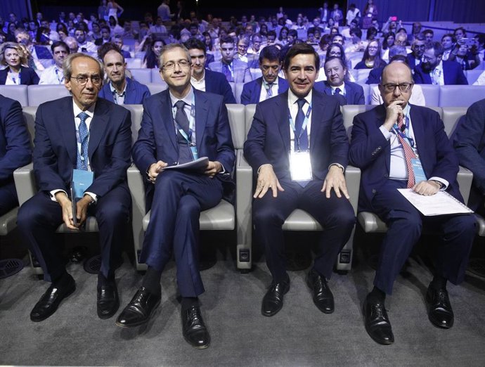 El gobernador del Banco de España, Pablo Hernández de Cos (2i), el presidente del BBVA, Carlos Torre Vila (3i) y el presidente de la AEB, José María Roldán (4i), durante el encuentro Edufin Summit 2019: 'Digitalización y educación financiera, una nueva 