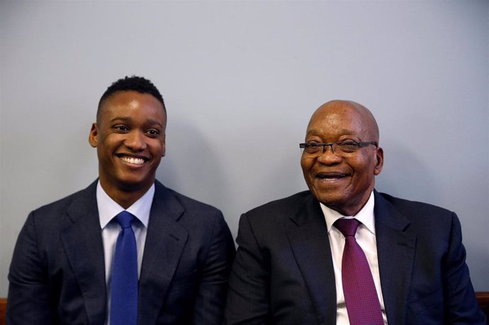 Duduzane Zuma, junto a su padre, el expresidente sudafricano Jacob Zuma, antes de comparecer ante un tribunal de Johannesburgo