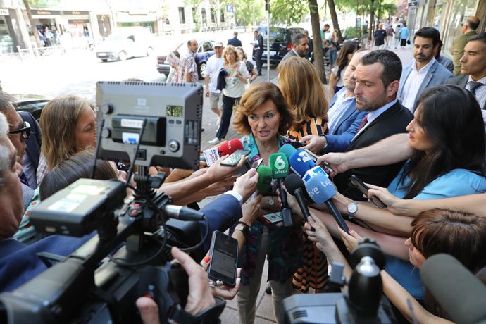 La vicepresidenta del Govern en funcions, Carmen Calvo, compareix abans els mitjans durant la clausura l'Assemblea General de Cepyme.