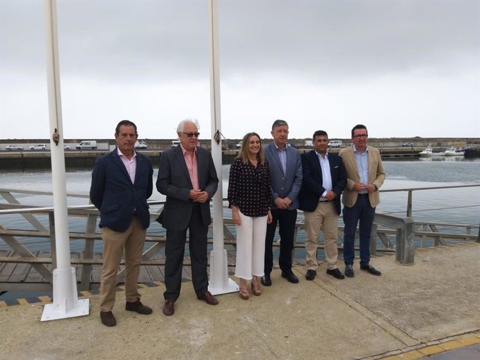 La consejera de Fomento, Marifrán Carazo, en el puerto de Mazagón.