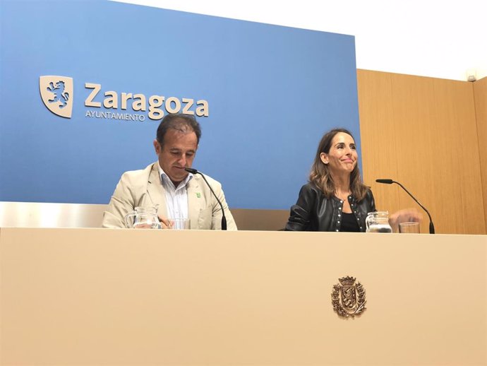 La portavoz del Gobierno de la ciudad, María Navarro, y el consejero municipal de Acción Social y Familia, Ángel Lorén, en rueda de prensa este viernes en el Ayuntamiento.