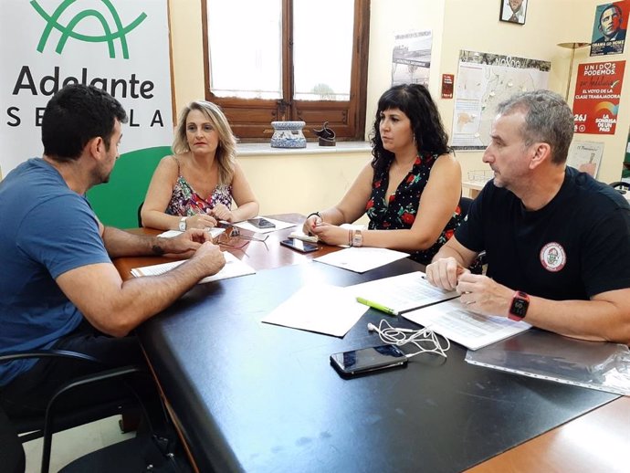 Reunión de las concejalas de Adelante Sevilla y los responsables del Sindicato Andaluz de Bomberos