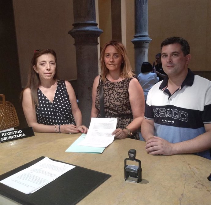 La portavoz municipal del PP en Utebo, María Ángeles Larraz, junto a dos concejales populares, ha registrado la queja en la sede del Justicia de Aragón.