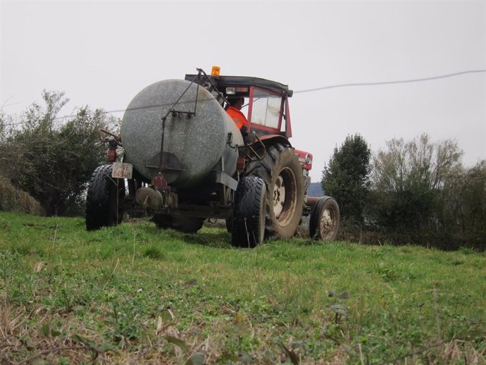 Tractor en el campo asturiano.