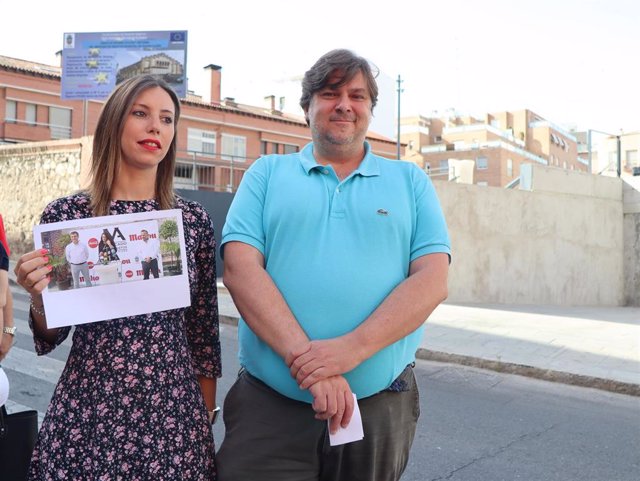 La edil socialista Lucía de Luz y edil de Ciudadanos Fernando Parlorio hablan sobre el mercado de abastos de Guadalajara.