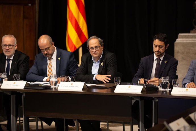 El conseller de Interior de la Generalitat de Catalunya, Miquel Buch (2i), el presidente de la Generalitat de Catalunya, Quim Torra (3i) y el conseller de Territorio y Sostenibilidad de la Generalitat, Dami Calvet (4i) durante la constitución del plena