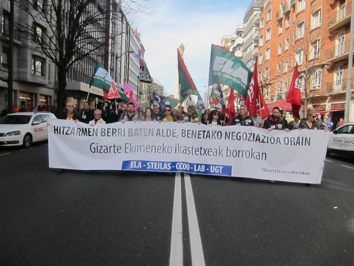 Primer día de huelga de la enseñanza concertada y manifestación en Bilbao.