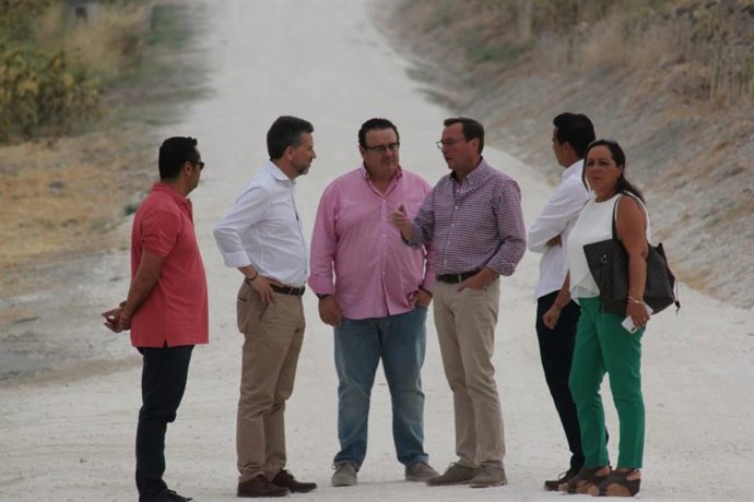 Sánchez (segundo por la izda.) visita el camino rural 'De la Horca'