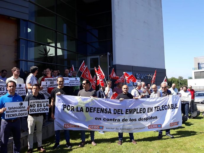 Protesta de trabajadores de Telecable frente a su sede en el Parque Científico y Tecnológico de Gijón