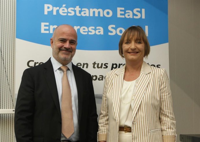 Alberto López, director general de MicroBank, y María Jesús Catalá, directora territorial de CaixaBank en Andalucía Occidental.