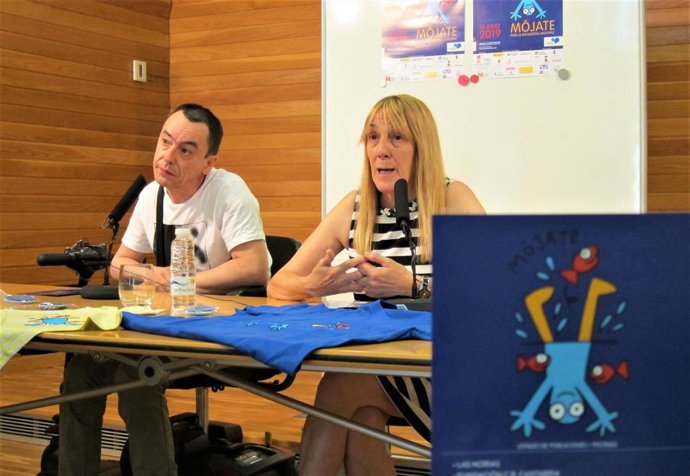 El presidente de ARDEM, Lauro Olivares, y la gerente de la asociación, Arancha Lasanta, durante la presentación de la campaña "Mójate por la Esclerosis Múltiple"