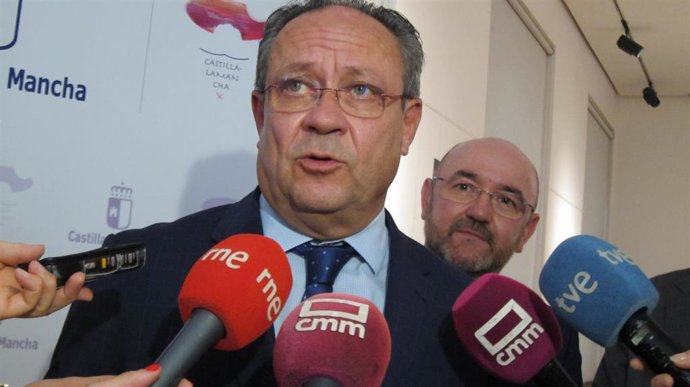 El consejero de Hacienda y Administraciones Públicas, Juan Alfonso Ruiz Molina, atiende a los medios