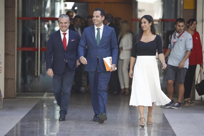 (I-D) El diputado de Ciudadanos en el Congreso de los Diputados, Marcos de Quinto, el candidato de Ciudadanos a la presidencia de la Comunidad de Madrid, Ignacio Aguado y la vicealcaldesa de Madrid, Begoña Villacís, a las puertas de la Asamblea de Madri