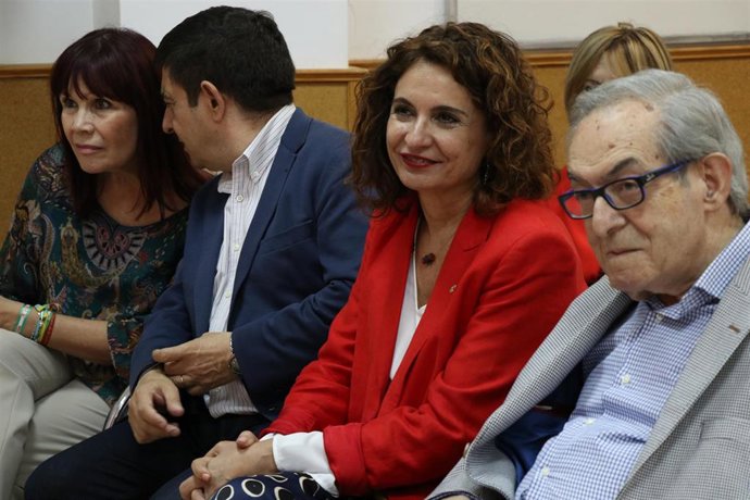 María Jesús Montero (2d), en el encuentro con empresarios celebrado en Andújar.