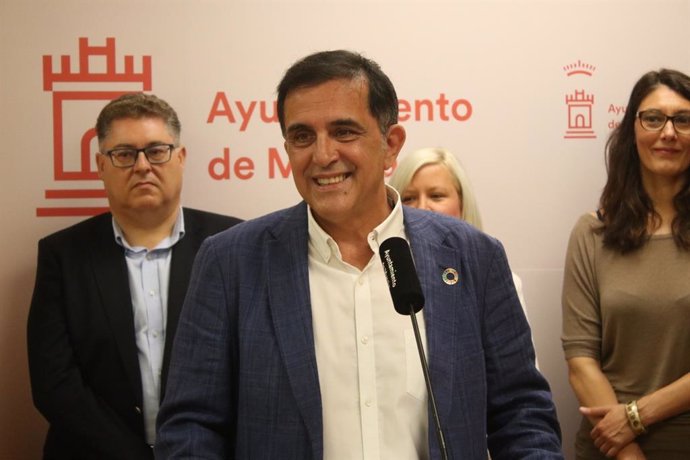 El portavoz socialista, José Antonio Serrano, durante la rueda de prensa