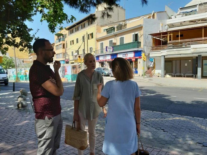 La portavoz de Cs Palma, Eva Pomar (en el centro), visita el barrio de Gomila