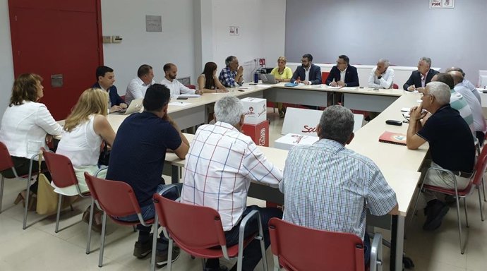 El secretario general del PSRM-PSOE, Diego Conesa, y los diputados regionales Francisco Lucas, Alfonso Martínez Baños, José Antonio Peñalver, Gloria Alarcón y Emilio Ivars, se reúnen con representantes del sector ambulancias en la Región
