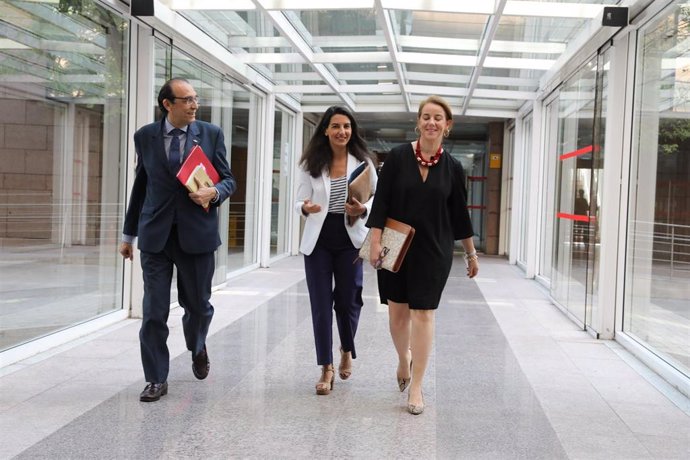 Imagen de archivo de la portavoz de Vox en la Asamblea de Madrid, Rocío Monasterio, con otros diputados de su formación.