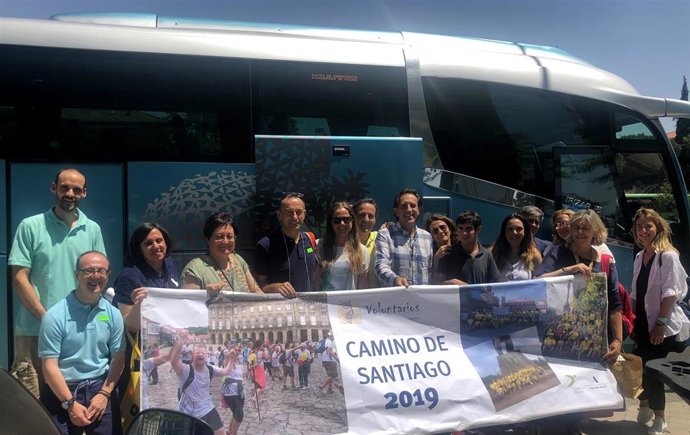 Voluntarios de OHL acompañan a un grupo de peregrinos de Down Madrid en el Camino de Santiago