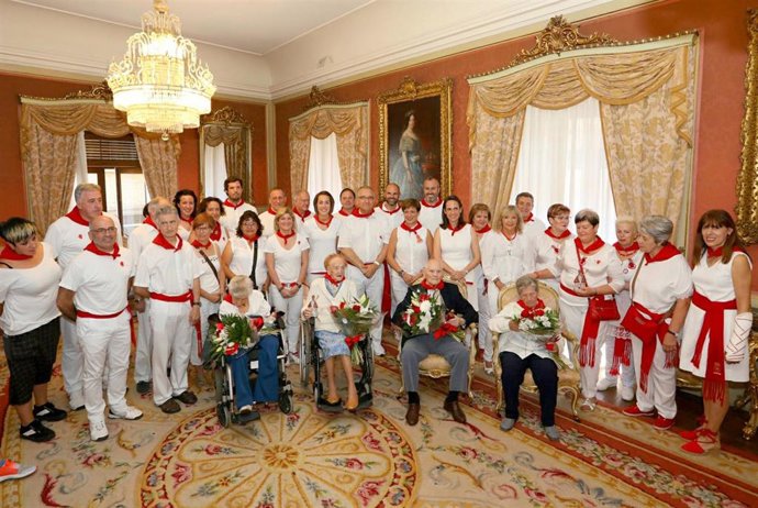 Homenaje en el Ayuntamiento de Pamplona a cuatro personas centenarias con motivo del Días de las Peronas mayores de las fiestas de San Fermín