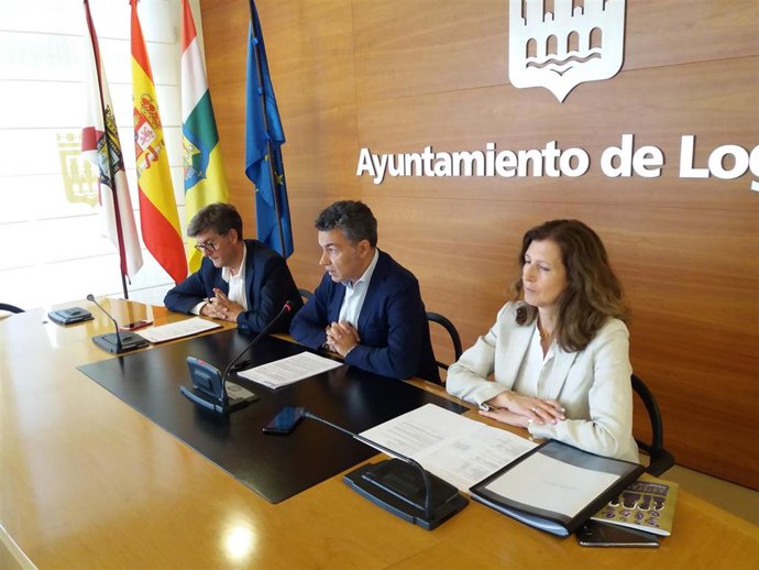 De izquierda a derecha, Ruiz Lasanta, Escobar y San Martín, concejales del PP en Logroño, ofrecen una rueda de prensa sobre la situación económica de la ciudad.