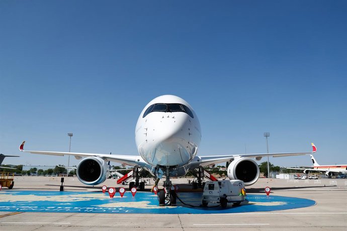 El nuevo avión de Iberia, A350,  bautizado como 'Juan Sebastián Elcano', en honor al marino español, presentado en las instalaciones de la aerolínea, próximas al aeropuerto Madrid-Barajas.