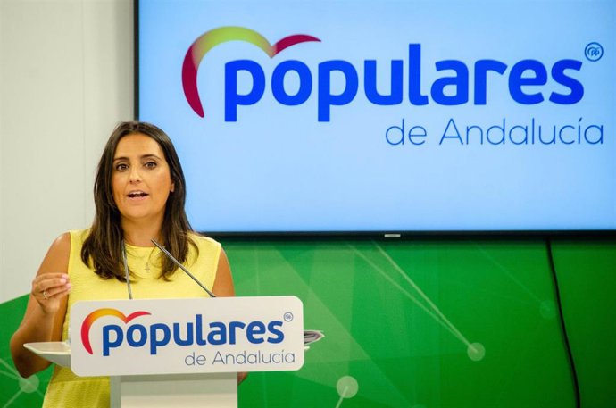 La portavoz de Sanidad del Grupo Popular en el Parlamento, Beatriz Jurado, en rueda de prensa