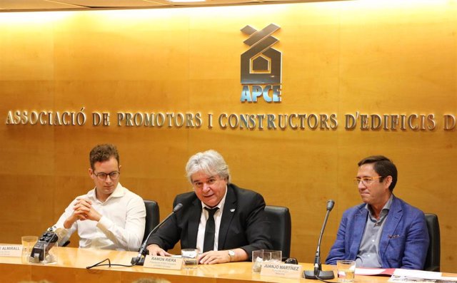 Esteve Almirall, a la izquierda, Ramon Riera, en el centro, y Juanjo Martínez, a la derecha.